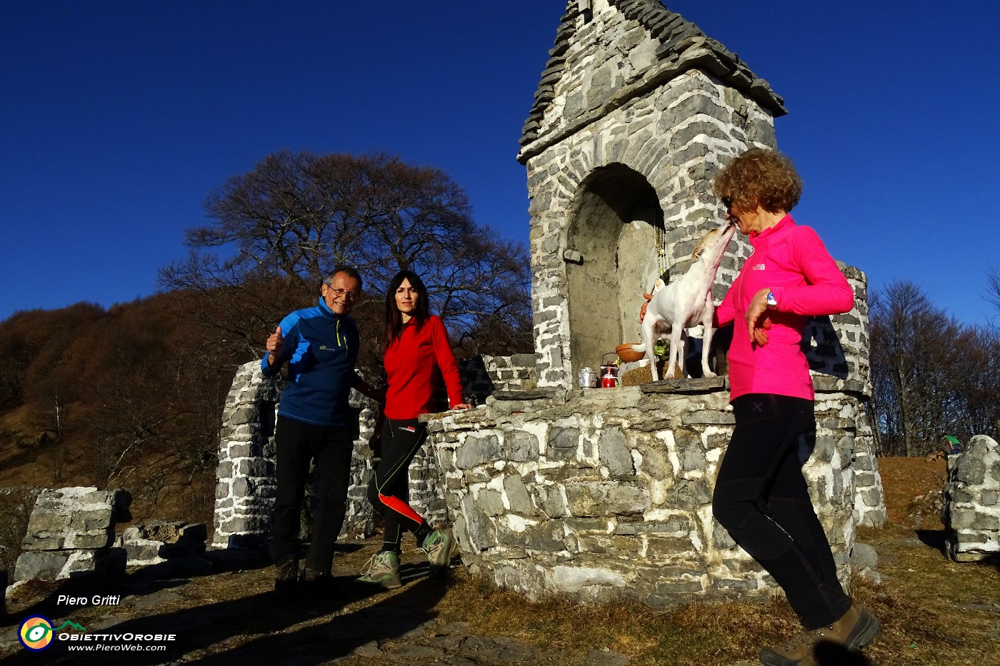 77 Altare dedicato alla Madonna, racchiuso in un curioso recinto di dolmen.JPG -                                